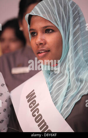 Dhaka, Bangladesch. 6. Juni 2013. Westin Dhaka Management hat Reshma Begum, ernannt, die aus den Trümmern lebendig 17 Tage gezogen wurde nach dem Rana Plaza in Savar, die Position der öffentlichen Bereich Botschafter zusammengebrochen.  Rana-Plaza, die mehrere Textilfabriken untergebracht, stürzte am 24. April nach Besitzer gezwungen mehrere tausend Arbeiter, dort zu arbeiten, auch nach Risse auf einige Säulen entwickelt hatte und Böden am Vortag. Insgesamt 1.127 Leichen wurden gezogen aus den Trümmern ab heute mit 2.438 Menschen gerettet lebendig.  Bildnachweis: Zakir Hossain Chowdhury Zakir/Alamy Live-Nachrichten Stockfoto