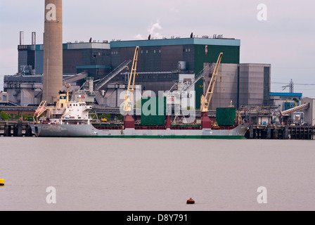 Schiff angedockt an der Themse bei Npower Tilbury Kraftwerk Essex UK Stockfoto