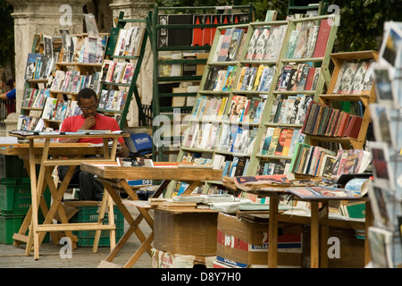 Buchmarkt Bücher aus zweiter Hand zu verkaufen Bücher alte, gebrauchte Bücher revolutionäre Bildungsbiographien Buch steht Habana Stockfoto