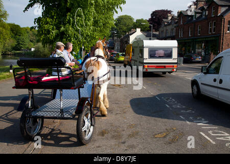 Stoßstange an Stoßstange Verkehr an Appleby, Cumbria, Großbritannien. 6. Juni, 2013. Starker Verkehr für die Appleby Horse Fair in Cumbria anreisen. Die Messe ist eine jährliche Zusammenkunft der Sinti und Roma und der Fahrenden, der auf die erste Woche im Juni stattfindet, und hat seit der Herrschaft von James II, der eine Royal Charter im Jahr 1685 eine Horse Fair" in der Nähe des Flusses Eden" stattgefunden. Stockfoto