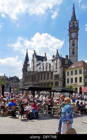 Alte post und Touristen am Straßencafé auf der Korenmarkt / Weizen Markt im Sommer in Gent, Belgien Stockfoto