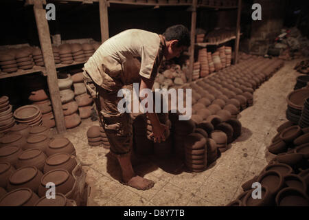 Gaza-Stadt, Gazastreifen, Palästinensische Gebiete. 6. Juni 2013. Ein Palästinenser hält einen Tontopf bei einem Workshop in Gaza Stadt © Ahmed Deeb/Alamy Live News Stockfoto
