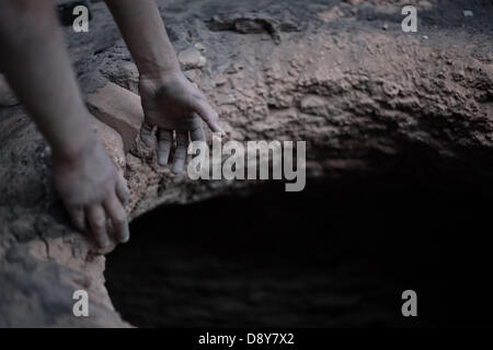 Gaza-Stadt, Gazastreifen, Palästinensische Gebiete. 6. Juni 2013. Ein junge Laden Keramik in einem unterirdischen Ofen in Gaza-Stadt. © Ahmed Deeb/Alamy Live-Nachrichten Stockfoto