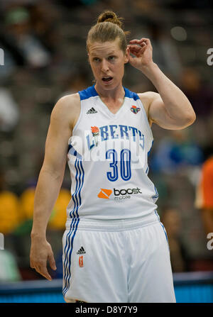 5. Juni 2013 - Newark, New Jersey, USA - 5. Juni 2011: Libertys bewachen Katie Smith (30) bei WNBA-Aktion im Prudential Center in Newark, New Jersey zwischen den New York Liberty und die Indiana Fever. New York Liberty besiegte Indiana Fever 75-68 im Laufe der Zeit. Stockfoto