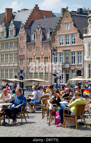 Touristen im Straßencafé am Graslei / Grass Lane im Sommer in Gent, Belgien Stockfoto