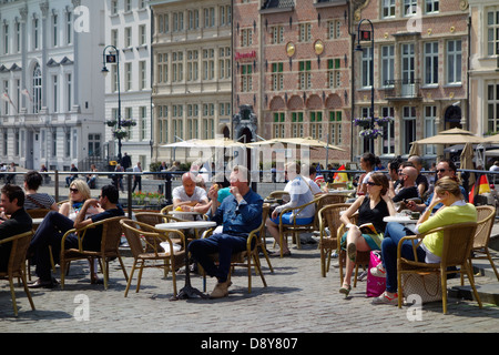 Touristen im Straßencafé am Graslei / Grass Lane im Sommer in Gent, Belgien Stockfoto