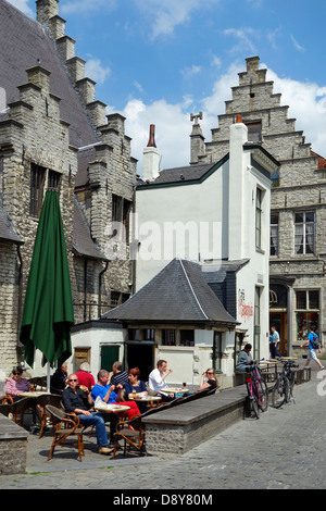 Touristen im Straßencafé an ' t Galgenhuisje, kleinste und älteste Café in Gent, Belgien Stockfoto