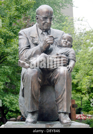 Statue von William T. Sergeant in Knoxville, Tennessee, auf einem Globus sitzend gezeigt, während er ein Kind geimpft, um seine Arbeit bei der weltweiten Polio-Eradikation zu ehren Stockfoto