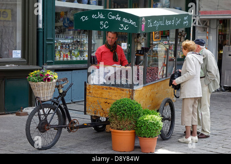 Träger-Dreirad mit Ghent Nasen / Cuberdons / Genter Neuzekes - kegelförmigen belgische Süßigkeiten - zu verkaufen, Belgien Stockfoto