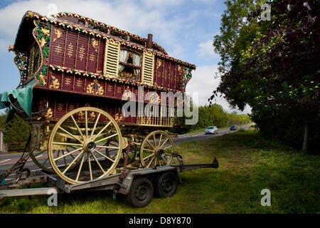 Romany Zigeunerwagen, vanner Wagen, vardo, Bow Top Wohnwagen, traditionelle Pferdewagen, Planwagen mit kunstvoll verzierten Karren und Wohnwagen, Travellers Wagen in Appleby, Cumbria, UK. Juni 2013. Fein dekoriertes Vardo oder Bow Top Wagon, ländliches Wohnanhänger, unterwegs zur Appleby Horse Fair in Cumbria. Die Messe ist ein jährliches Treffen von Zigeunern und Reisenden, das in der ersten Juniwoche stattfindet und seit der Regierungszeit von James II. Stattfindet, der 1685 eine königliche Charta gewährt hat, die eine Pferdemesse "in der Nähe des Flusses Eden" erlaubt. Stockfoto