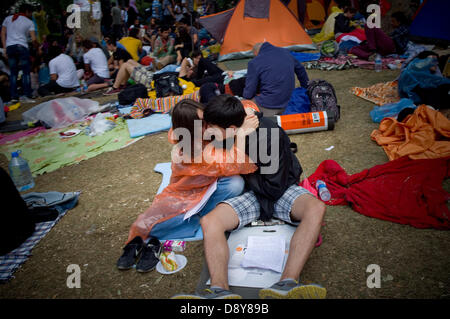 Istanbul, Türkei. 6. Juni 2013.  Ein paar küssen am Taksim-Platz. Nach einigen Tagen des Konflikts war die Taksim-Platz in Istanbul ruhig am 6. Juni mit Menschen kampieren und skandierten Parolen gegen die Regierung. Bildnachweis: Jordi Boixareu/Alamy Live-Nachrichten Stockfoto