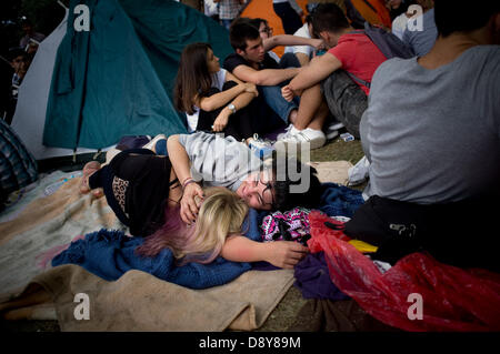 Istanbul, Türkei. 6. Juni 2013.  Ein paar küssen am Taksim-Platz.  Nach einigen Tagen des Konflikts war die Taksim-Platz in Istanbul ruhig am 6. Juni mit Menschen kampieren und skandierten Parolen gegen die Regierung. Bildnachweis: Jordi Boixareu/Alamy Live-Nachrichten Stockfoto