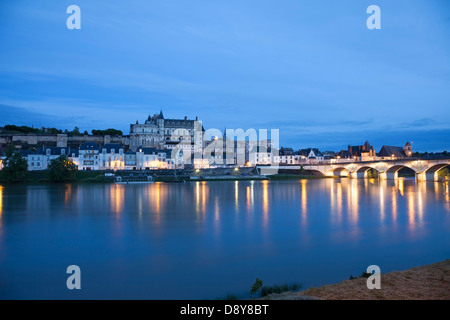 Das Schloss und die Lichter des Dorfes Amboise über der Loire in der Nacht, Indre et Loire-Region von Frankreich Europa Stockfoto