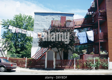 Klamotten auf Linie zwischen zwei Gebäuden, Montreal, Kanada. Stockfoto