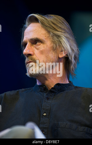 Jeremy Irons lesen Poesie des großen Krieges auf der Bühne Hay Festival 2013 Hay on Wye Powys Wales UK Stockfoto