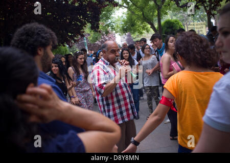 Istanbul, Türkei. 6. Juni 2013. Musik und Tanz am Taksim-Platz.  Nach einigen Tagen des Konflikts war die Taksim-Platz in Istanbul ruhig am 6. Juni mit Menschen kampieren und skandierten Parolen gegen die Regierung. Bildnachweis: Jordi Boixareu/Alamy Live-Nachrichten Stockfoto