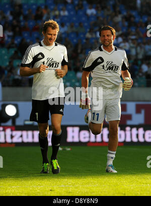 Roman Weidenfeller (r) mit Jens Lehmann ist während Michael Ballacks Abschiedsspiel bei Red Bull Arena in Leipzig, Deutschland, 5. Juni 2013 abgebildet. Foto. Thomas Eisenhuth Stockfoto