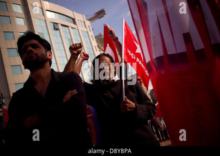 Istanbul, Türkei. 6. Juni 2013.  Erscheinungsformen und Proklamationen am Taksim-Platz.  Nach einigen Tagen des Konflikts war die Taksim-Platz in Istanbul ruhig am 6. Juni mit Menschen kampieren und skandierten Parolen gegen die Regierung. Bildnachweis: Jordi Boixareu/Alamy Live-Nachrichten Stockfoto