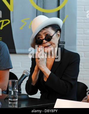 Humlebæk, Dänemark. 6. Juni 2013. Yoko Ono bei der Pressekonferenz in Louisiana, das Museum of Modern Art zwischen Kopenhagen und Elsinore, öffnen ihre Hälfte A Wind zeigen, eine Retrospektive zeigt ab morgen und bis zum 29. September. Die Ausstellung ist das bisher größte in Europa durch den 80 Jahre alten Künstler. Bildnachweis: Niels Quist/Alamy Live-Nachrichten Stockfoto