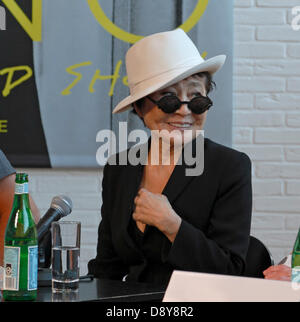 Humlebæk, Dänemark. 6. Juni 2013. Yoko Ono lächelnd und erzählen über ihr Leben bei der Pressekonferenz in Louisiana, zeigt das Museum of Modern Art zwischen Kopenhagen und Elsinore, öffnen ihre Hälfte A Wind zeigen, eine Retrospektive ab morgen und bis zum 29. September. Die Ausstellung ist das bisher größte in Europa durch den 80 Jahre alten Künstler. Bildnachweis: Niels Quist/Alamy Live-Nachrichten Stockfoto