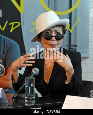 Humlebæk, Dänemark. 6. Juni 2013. Yoko Ono bei der Pressekonferenz in Louisiana, das Museum of Modern Art zwischen Kopenhagen und Elsinore, öffnen ihre Hälfte A Wind zeigen, eine Retrospektive zeigt ab morgen und bis zum 29. September. Die Ausstellung ist das bisher größte in Europa durch den 80 Jahre alten Künstler. Bildnachweis: Niels Quist/Alamy Live-Nachrichten Stockfoto