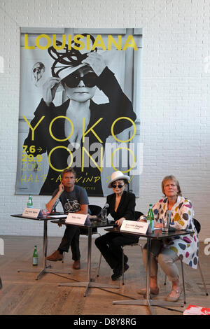 Humlebæk, Dänemark. 6. Juni 2013. Yoko Ono bei der Pressekonferenz in Louisiana, das Museum of Modern Art zwischen Kopenhagen und Elsinore, öffnen ihre Hälfte A Wind zeigen, eine Retrospektive zeigt ab morgen und bis zum 29. September. Die Ausstellung ist das bisher größte in Europa durch den 80 Jahre alten Künstler. Von der linken Regisseur Poul Erik Tøjner, Yoko Ono und Museum Kurator Kirsten Digel. Bildnachweis: Niels Quist/Alamy Live-Nachrichten Stockfoto