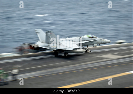 Ein Kampfflugzeug der US Marine Corps F/A - 18C Hornet startet aus dem Flugdeck des Flugzeugträgers USS Nimitz 3. Juni 2013 in Betrieb im Indischen Ozean. Nimitz Strike Group in den USA bereitgestellt wird 7. Flotte Aufgabengebiet Durchführung von maritimen Sicherheits-Operationen und Sicherheitsbemühungen Zusammenarbeit Theater. Stockfoto