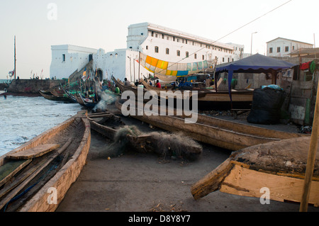 Cape Coast Castle von Fischereiflotte, Cape Coast, Ghana, Afrika Stockfoto