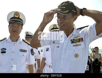 US-Admiral Cecil Haney, Kommandant der US Pazifik-Flotte, Recht, zieht die Baseball-Kappe von der Peoples Liberation Army Navy Schiff Lanzhou während einer Schiffstour 31. Mai 2013 in Zhanjiang, China. Haney Besuch in Zhanjiang, Teil der breiteren einleitenden Besuch in China mit PLA Beamten treffen und deckt sich mit einem Port-Besuch durch die geführte Flugkörper Kreuzer USS Shiloh. Stockfoto