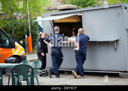 Arbeiter zu stoppen, bei Fast-Food-Mobile in Clapham - London-UK Stockfoto