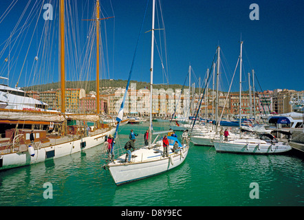 Eine Yacht Liegeplatz im Hafen von nach den Hafen von Nizza an der Cote d ' Azur in Südfrankreich Stockfoto