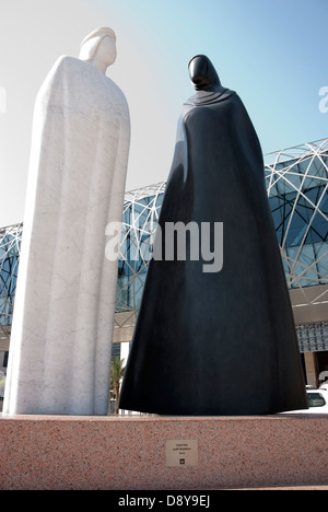 Schwarz & weiße Granit-Skulptur der Arabische Mann & Frau zusammen von Lutfi Romhein Stockfoto