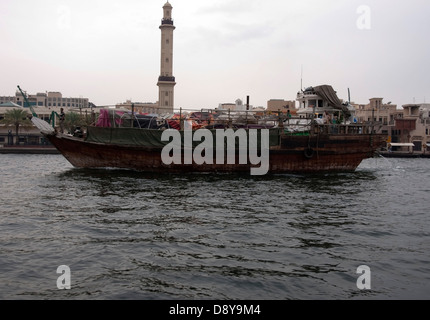 Traditionellen hölzernen Dhau beladen mit Fracht die Dubai Creek Stockfoto