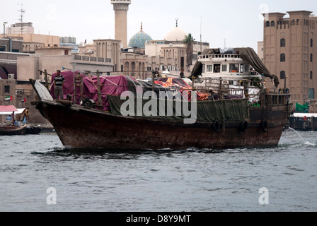 Traditionellen hölzernen Dhau beladen mit Fracht die Dubai Creek Stockfoto