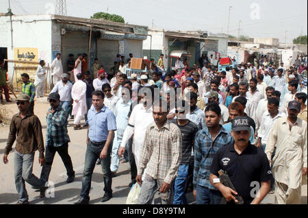 Muttahida Qaumi Bewegung (MQM) Führer, Sajid Ahmed und Ashfaq Mangis kommen an Beerdigung Gebete ihrer Partei-Anhänger ermordet wurden am Mittwoch in Malir Gegend am Donnerstag, 6. Juni 2013 Stockfoto