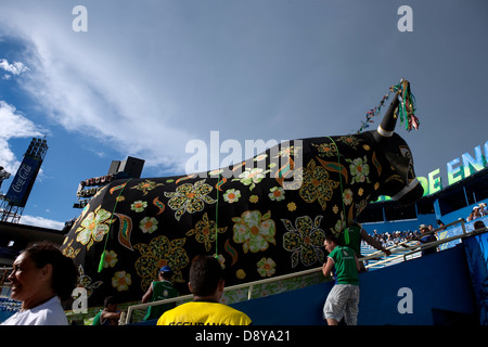 BOI Bumbá Festival. Caprichoso Teammitglieder platziert einen riesigen Ochsen als Dekoration in der Tribüne von der Team-supporter Stockfoto