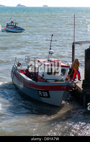 Trawler R39 betritt Paignton Hafen in rauer See, Docks, docking, Angeln Boote Blätter Paignton Hafen, Boot, Angeln, Meer, Schiff, Trawler, smal Stockfoto