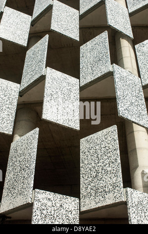 Abstrakte Schuss der Rectangualr Fassade des Tid Turm. Albanische europäischen Shqipëria Südeuropa Stockfoto