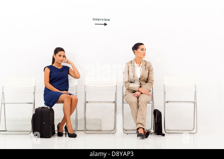 zwei schöne Kandidatinnen warten auf Job-interview Stockfoto