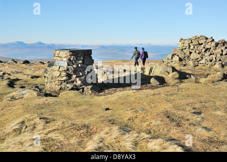 Ben Cleuch Gipfel, zwei Wanderer, Blick nach Westen zum Stuc eine "Chroin und Ben Vorlich Stockfoto