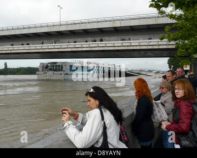 Bratislava, Slowakei. 6. Juni 2013. Das Niveau der geschwollenen Donau in der slowakischen Hauptstadt Bratislava Rekord den von 2002, wenn verheerenden Überschwemmungen traf Central Europe, und am Abend stieg sie auf über zehn Meter, aber die Stadt noch widersteht das Hochwasser auf Donnerstag, 6. Juni 2013. Mitteleuropäischen Ländern kämpfen mit massiven Überschwemmungen seit Anfang Juni. (Jan Tomandl/CTK Foto/Alamy Live-Nachrichten) Stockfoto