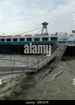 Bratislava, Slowakei. 6. Juni 2013. Das Niveau der geschwollenen Donau in der slowakischen Hauptstadt Bratislava Rekord den von 2002, wenn verheerenden Überschwemmungen traf Central Europe, und am Abend stieg sie auf über zehn Meter, aber die Stadt noch widersteht das Hochwasser auf Donnerstag, 6. Juni 2013. Mitteleuropäischen Ländern kämpfen mit massiven Überschwemmungen seit Anfang Juni. (Jan Tomandl/CTK Foto/Alamy Live-Nachrichten) Stockfoto