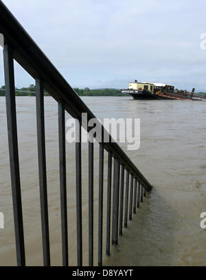 Bratislava, Slowakei. 6. Juni 2013. Das Niveau der geschwollenen Donau in der slowakischen Hauptstadt Bratislava Rekord den von 2002, wenn verheerenden Überschwemmungen traf Central Europe, und am Abend stieg sie auf über zehn Meter, aber die Stadt noch widersteht das Hochwasser auf Donnerstag, 6. Juni 2013. Mitteleuropäischen Ländern kämpfen mit massiven Überschwemmungen seit Anfang Juni. (Jan Tomandl/CTK Foto/Alamy Live-Nachrichten) Stockfoto