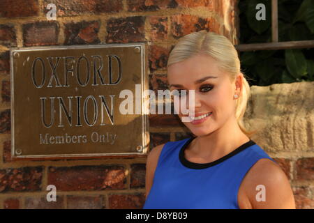 Oxford, UK. 6. Juni 2013. Katherine Jenkins Posen an der Oxford Union Pforte vor ihr sprechen Sie noch heute. Jenkins vor kurzem trennten sich die Wege mit ihrer Plattenfirma von fünf Jahren. Bildnachweis: Petericardo Lusabia/Alamy Live-Nachrichten Stockfoto