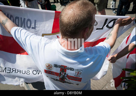 London, UK, 6. Juni 2013. EDL-Mitglieder außerhalb des Gerichts Old Bailey in London. Sechs Personen wurden vor Gericht angeklagt eine Verschwörung, um gezielt eine EDL-Kundgebung in Dewsbury, West Yorkshire, im Juni letzten Jahres erscheinen. Bildnachweis: Lee Thomas/Alamy Live-Nachrichten Stockfoto