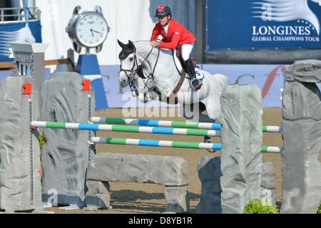 London, UK. 6. Juni 2013. Außerdem Schwizer [SUI] auf seinem Weg zum ersten Platz in der Konkurrenz CSI5 *.  Der 2013 Longines Global Champions Tour.  Stephen Bartholomäus/Stephen Bartholomäus Fotografie/Alamy Live News Stockfoto