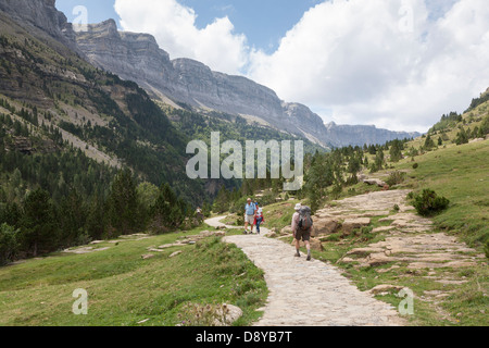 Mann, Wandern auf dem GR 11 in den Ordesa-Tal - Ordesa y Monte Perdido Nationalpark, Huesca, Aragon, Spanien Stockfoto