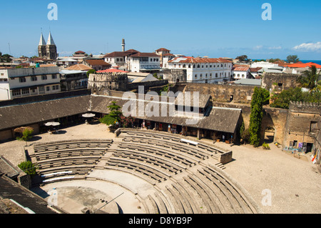 Tansania, Ostafrika, Sansibar, Stone Town, das Amphitheater von House of Wonders gesehen. Stockfoto