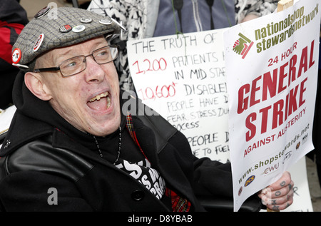 Sam Brackenbury aus Birmingham bei einer Demonstration vor dem Parlament auf Budget Tag 2013 Protestierenden ca Regierung Kürzungen und Stockfoto