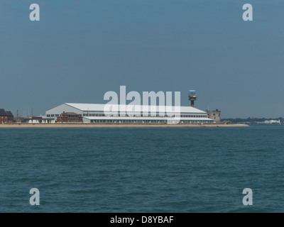 Calshot Aktivität Main Sport Kleiderbügel betrachtet aus dem Solent in Hampshire UK Stockfoto